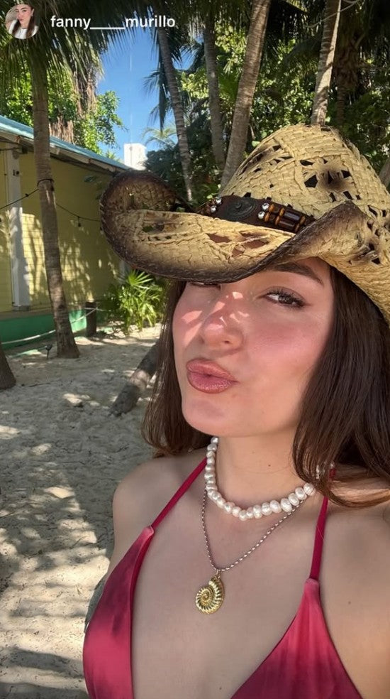 Cliente real con sombrero SOM HER