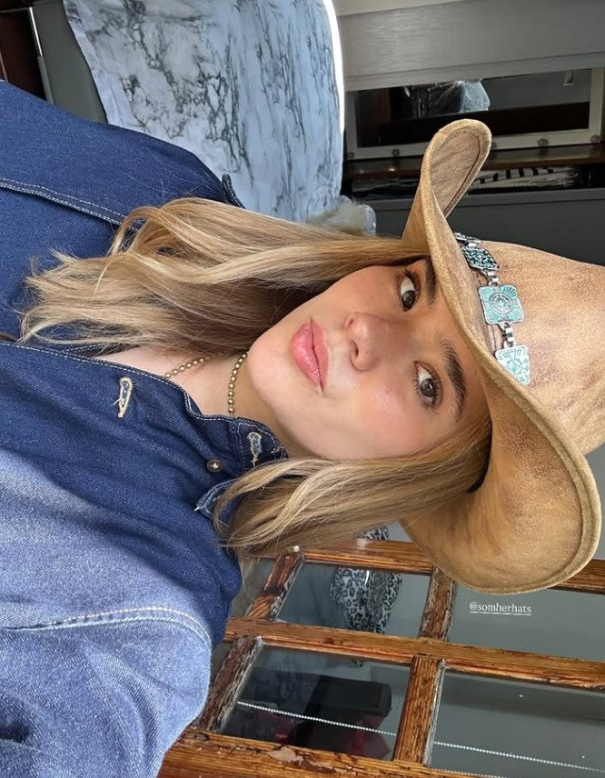 Cliente real con sombrero SOM HER