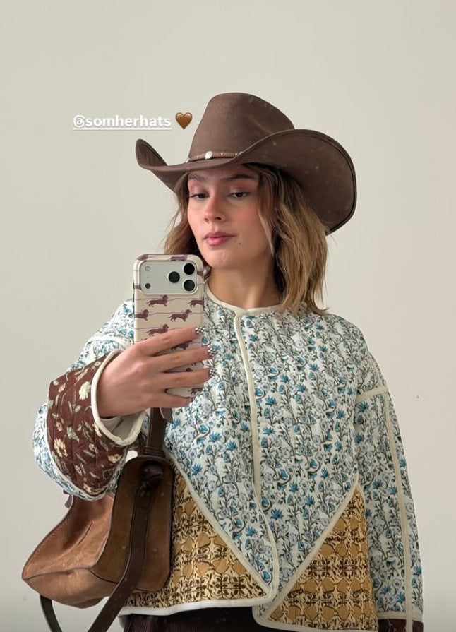 Cliente real con sombrero SOM HER