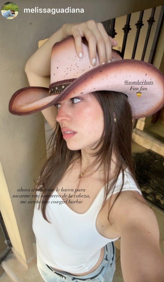 Cliente real con sombrero SOM HER