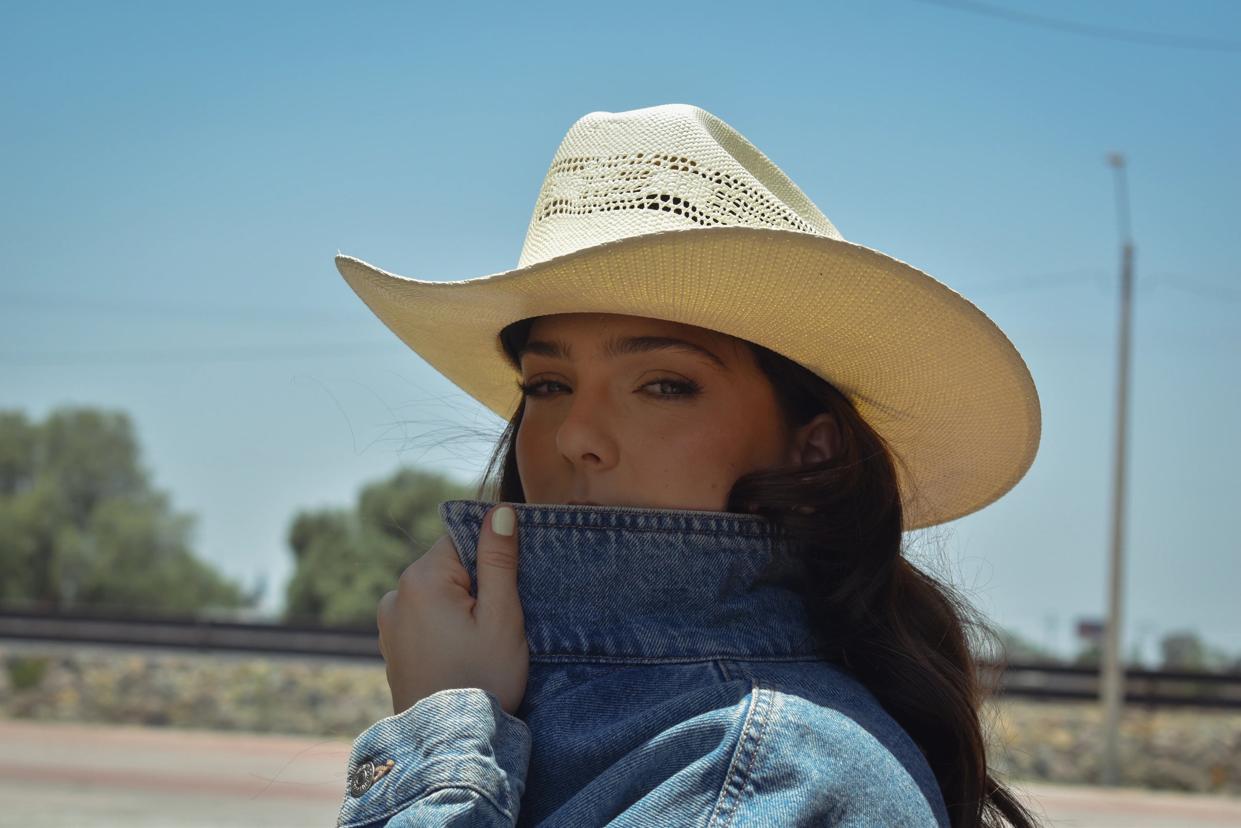 Mujer con sombrero SOM HER elevando su outfit