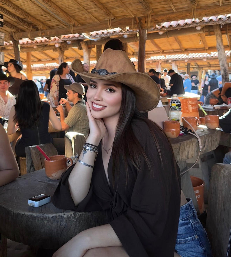Cliente real con sombrero SOM HER