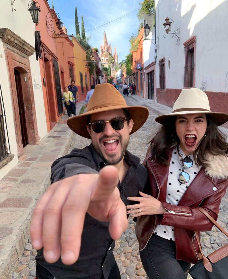 Cliente real con sombrero SOM HER