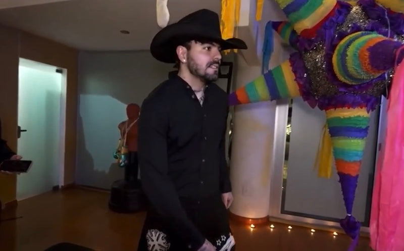 Cliente real con sombrero SOM HER