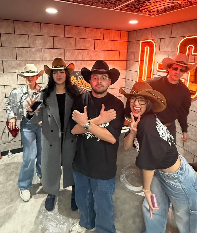 Cliente real con sombrero SOM HER