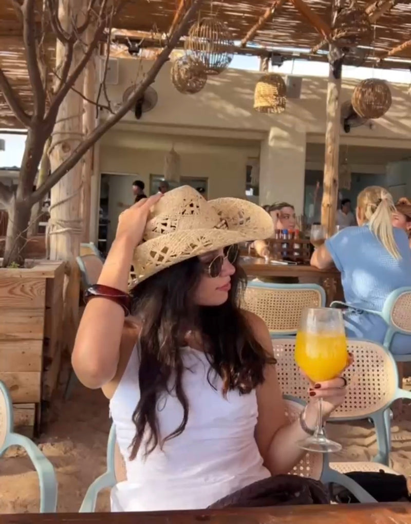 Cliente real con sombrero SOM HER
