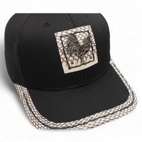 Gorra Vaquera Negra con Herraje de Gallo Plano Negro